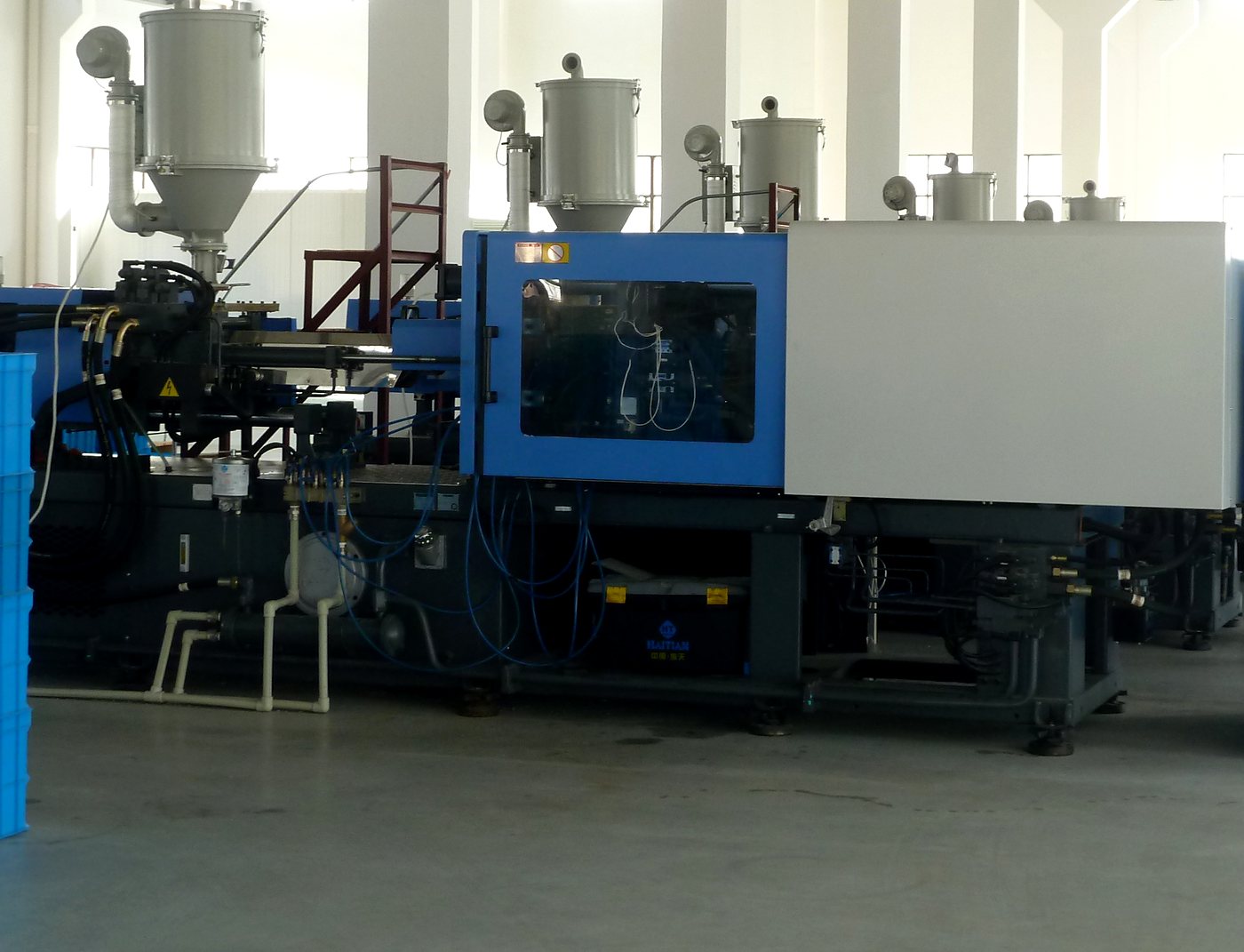 A Haitian injection molding machine